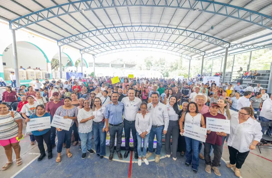 Entrega MKG apoyos sociales a comunidades indígenas de Jalpan de