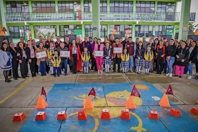 Estrenan mobiliario y materiales escuelas de Edoméx