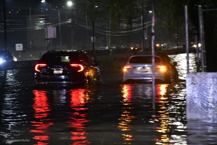 Inundación provoca cierre de Paseo Constituyentes en el PI ...