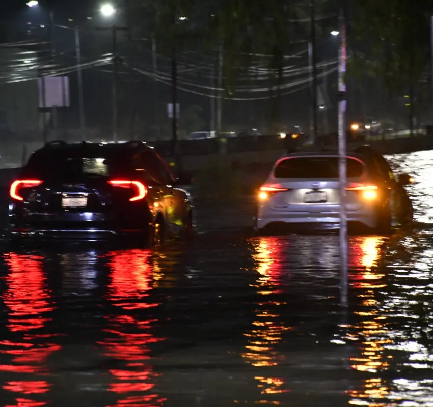 Inundación provoca cierre de Paseo Constituyentes en el PI Balvanera