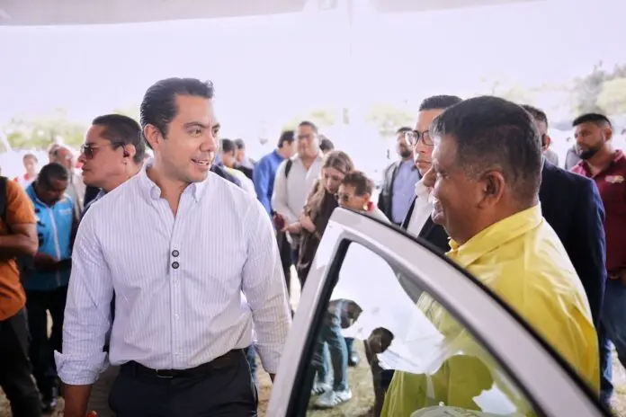 Refuerza Felifer Macías apoyo a taxistas con entrega de “El Extra”