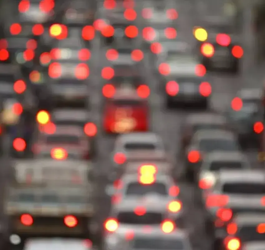 Transporte extenso y vivienda cara minan productividad de empleados en CDMX