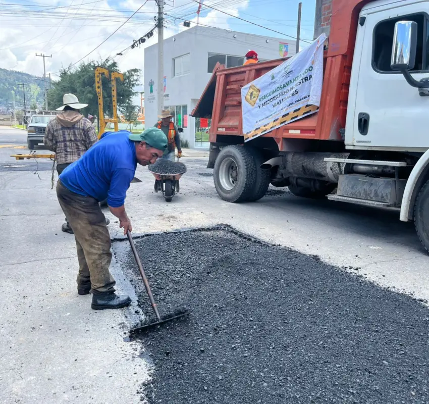 Refuerza Zinacantepec programa de bacheo permanente