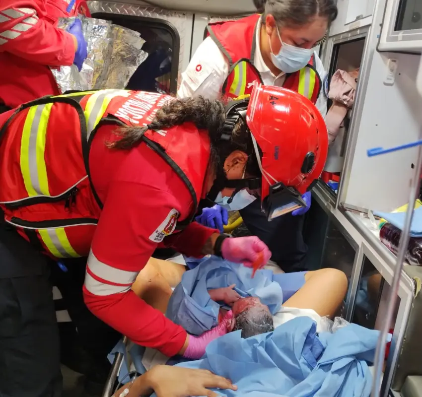 Apagaron incendio y atendieron parto bomberos de Toluca
