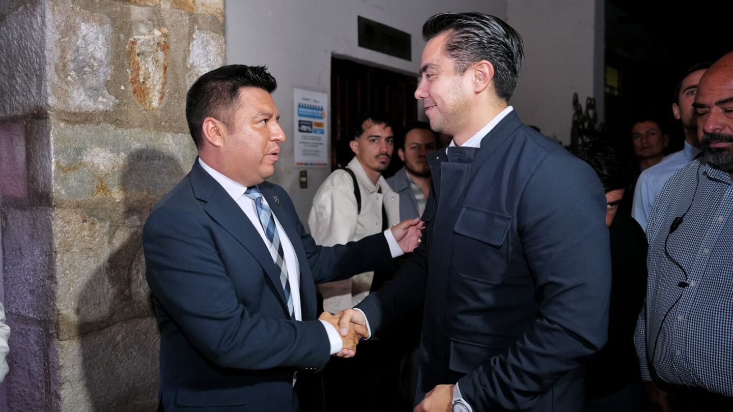 Asiste Felifer Macías al primer informe del presidente municipal