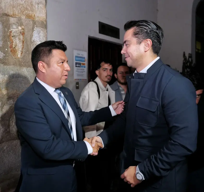 Asiste Felifer Macías al primer informe del presidente municipal de Huimilpan