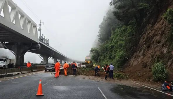 Deslaves en la México-Toluca y generaron caos vial