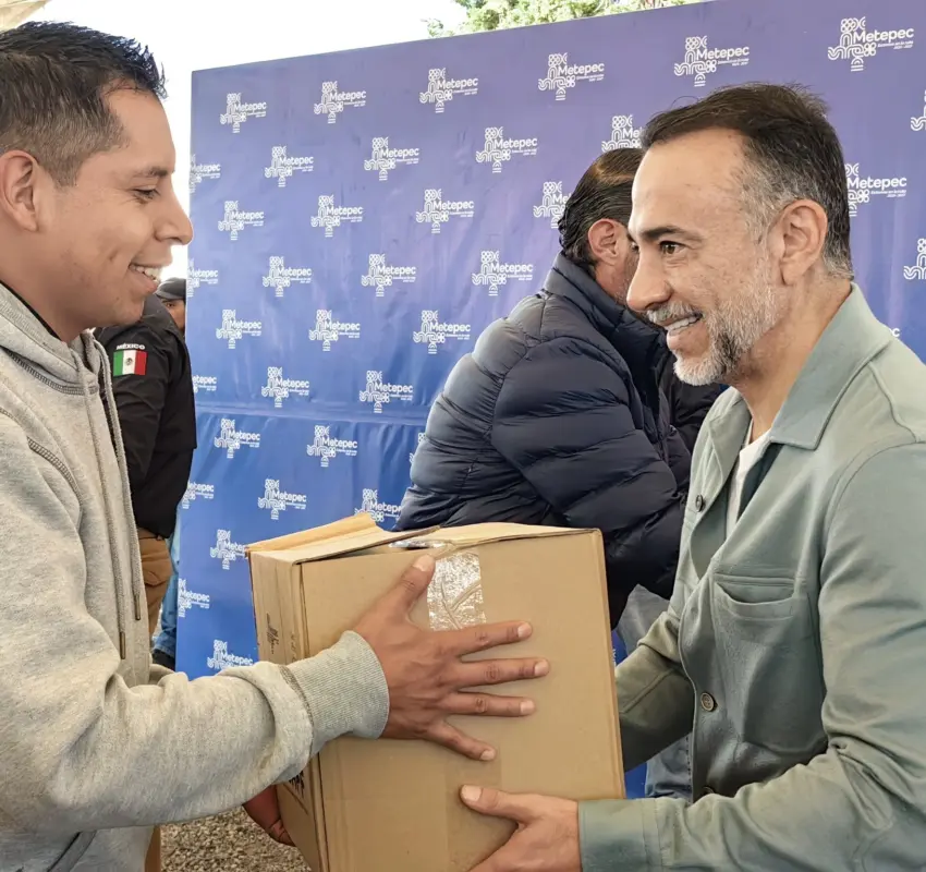 Entregó Fernando Flores canastas alimentarias a policías de Metepec
