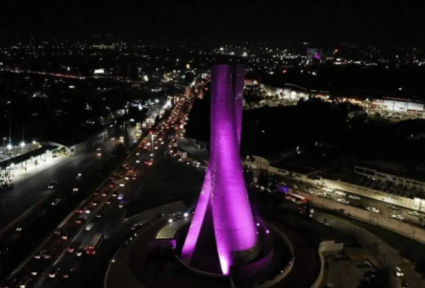 Iluminan Torres Bicentenario por lucha contra el cáncer de mama en EdoMéx