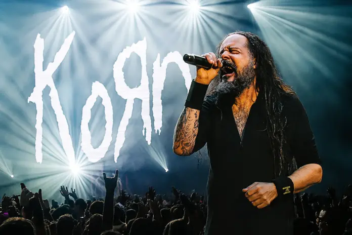 korn-concierto-mexico-2026-palacio-deportes Jonathan Davis de Korn en concierto, anunciando su regreso a México en 2026 en el Palacio de los Deportes.