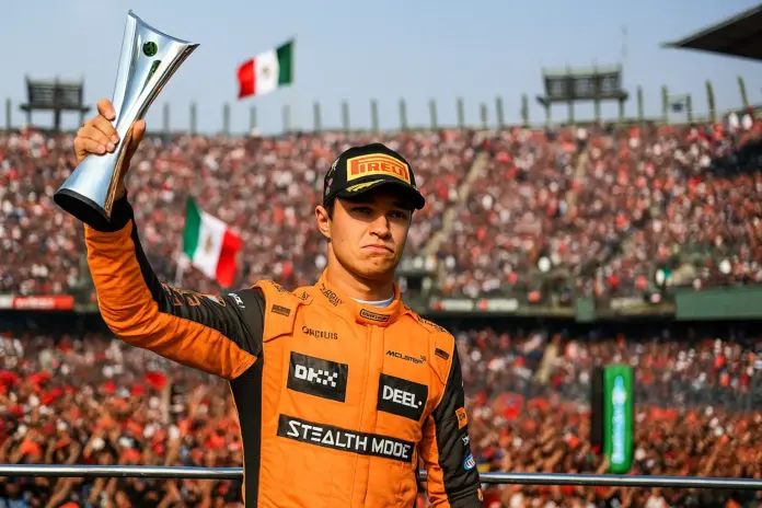 lando-norris-gp-mexico-2025-podium Lando Norris celebra su victoria en el GP de México 2025 con la botella firmada “Viva México” en el podio del Estadio GNP.