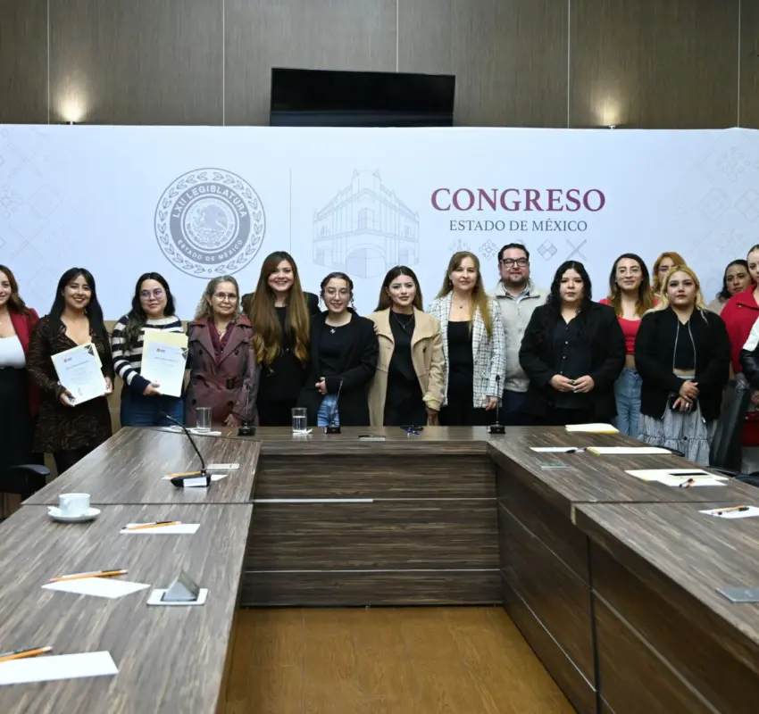 Presentó Anai Esparza exposición sobre mujeres en política