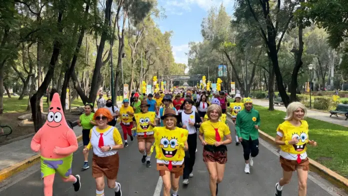 Participantes disfrazados en la Carrera Bob Esponja 2025 en el Bosque de Chapultepec, CDM