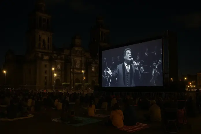Proyección gratuita del concierto de Juan Gabriel en el Zócalo de la CDMX, en colaboración con Netflix, con imágenes inéditas del concierto en Bellas Artes de 1990.