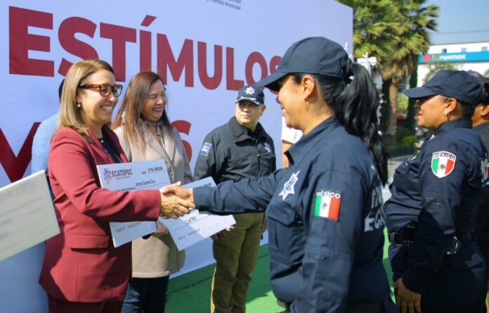 Aumentan salarios y entregan estímulos a policías de Ecatepec por ...