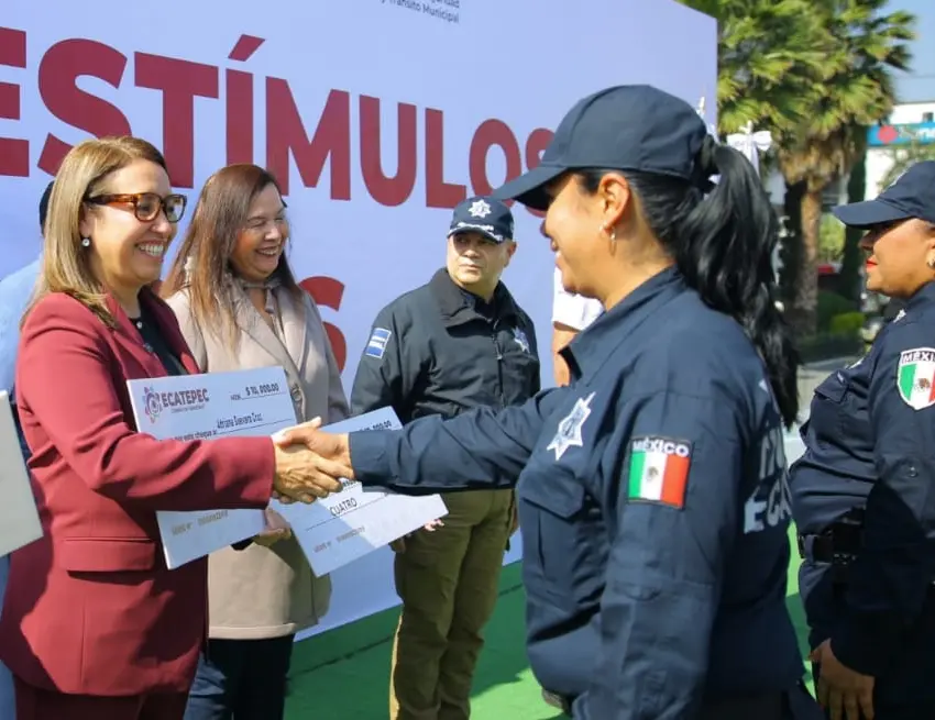 Entregaron estímulos a policías de Ecatepec