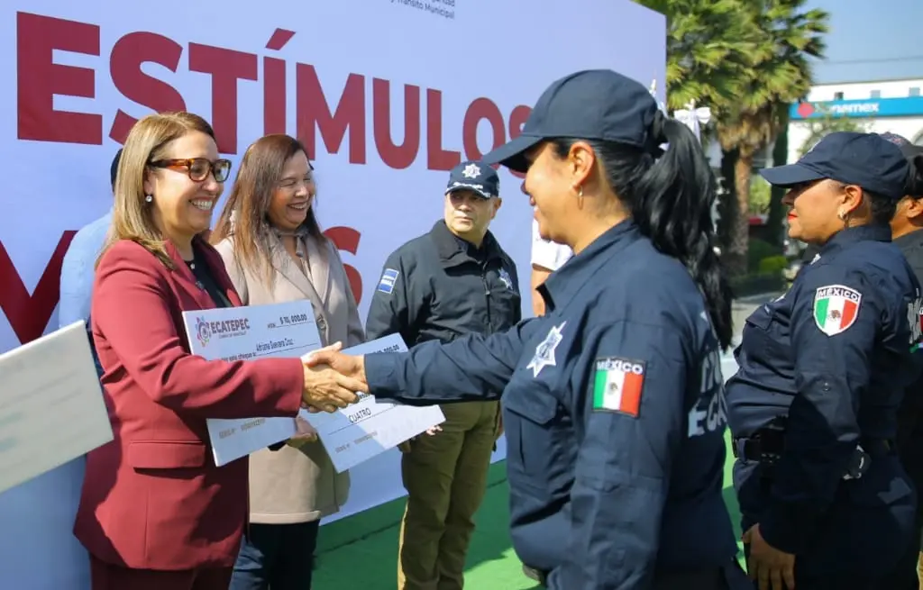 Aumentan salarios y entregan estímulos a policías de Ecatepec por