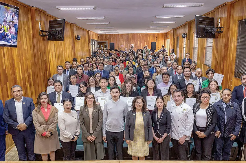 Entregó UAEMéx 18 mil becas