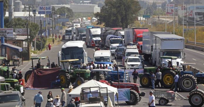 Transportistas marchan hacia la CdMx; denuncian desaparición