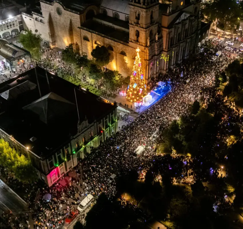 Iluminan Toluca con encendido del Árbol Navideño