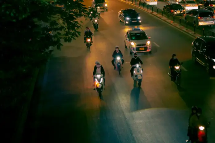 Multarán a motociclistas en CDMX por exceso de pasajeros