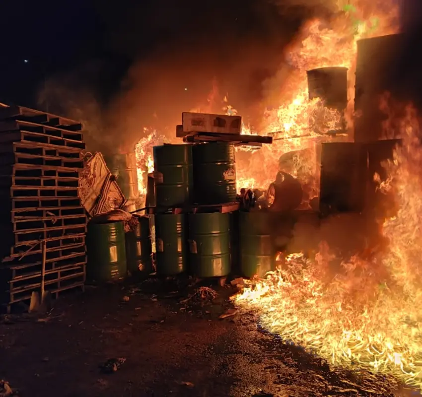 Atienden incendio en bodega de pinturas y solventes en Ecatepec
