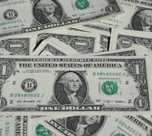 Trump minimiza caída del dólar tras registrar su mayor baja diaria