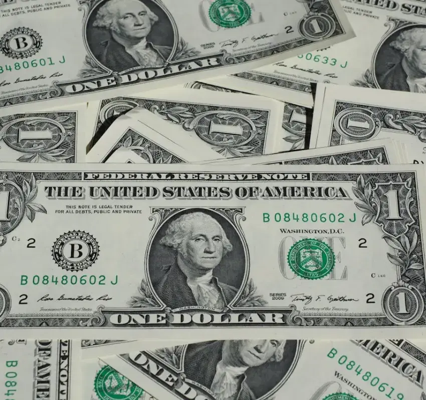 Trump minimiza caída del dólar tras registrar su mayor baja diaria