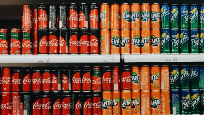 El abuso de bebidas azucaradas también impacta el metabolismo, elevando los niveles de glucosa en sangre y aumentando el riesgo de diabetes tipo 2 y resistencia a la insulina, incluso en edades tempranas.