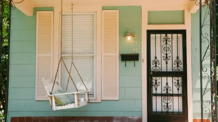 Ideas simples para crear ambientes relajantes Uno de los aspectos más importantes es el orden. Mantener áreas despejadas ayuda a reducir la sobrecarga visual y genera una sensación inmediata de armonía.