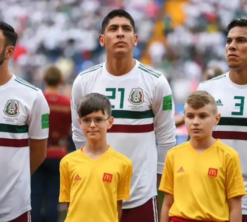 Edson Álvarez es operado del tobillo
