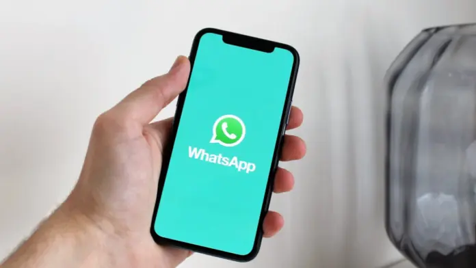 Usuario revisando cómo desactivar Meta AI en WhatsApp desde un smartphone, eliminando el chat del asistente para mejorar la privacidad digital.