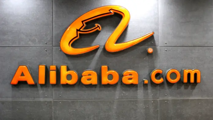 alibaba-impulsa-pymes-en-mexico-con-ia-comercio-digital.jpg Empresario mexicano usando plataforma digital mientras Alibaba impulsa Pymes en México con IA y envíos gratuitos para fortalecer el comercio electrónico. Foto: Wikipedia