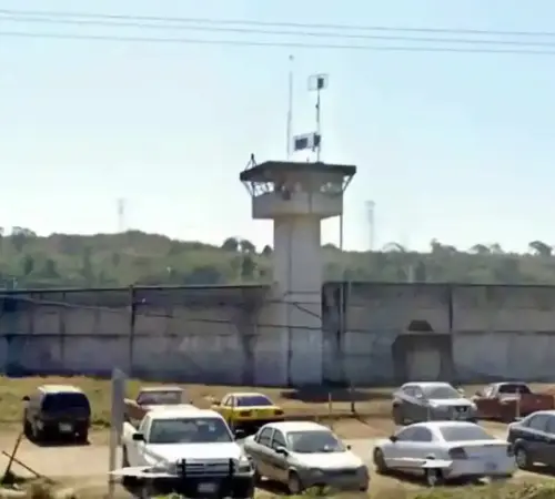 Reos escapan del penal de Puerto Vallarta tras ataque armado