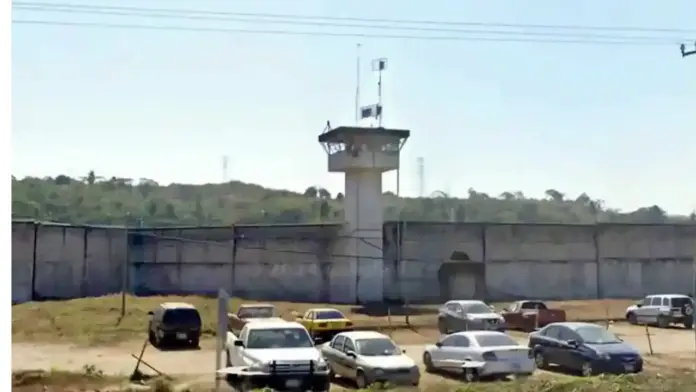 Reos escapan del penal de Puerto Vallarta tras ataque armado Reos escapan del penal de Puerto Vallarta tras ataque armado