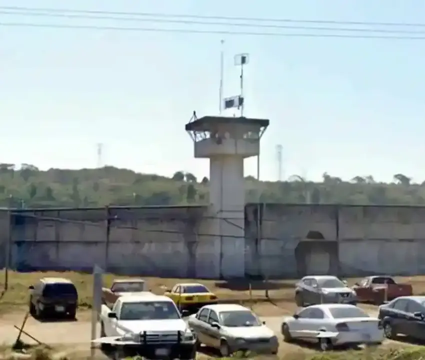 Reos escapan del penal de Puerto Vallarta tras ataque armado