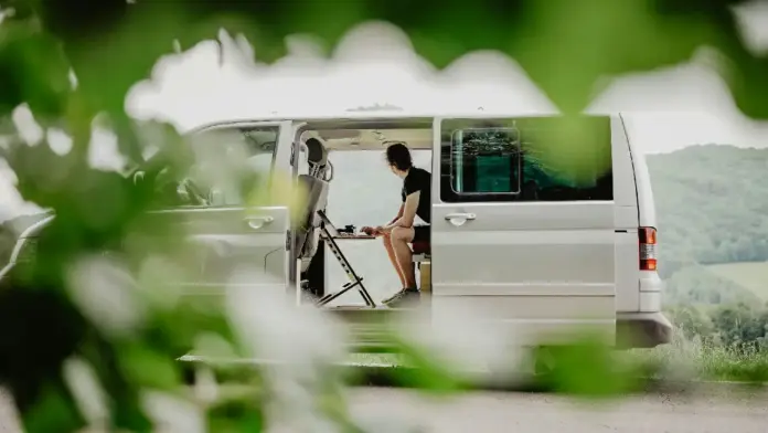 Uno de los principales beneficios del workation es el cambio de ambiente. Salir de la rutina diaria ayuda a reducir el estrés, mejorar el estado de ánimo y aumentar la motivación, lo que puede reflejarse en un mejor desempeño laboral.