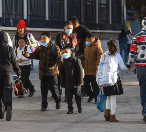 Edomex declara uso obligatorio de cubrebocas en escuelas ante brote de sarampión