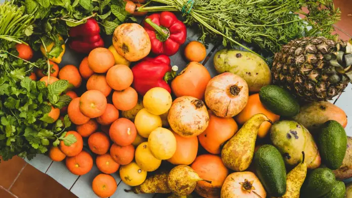 Especialistas en nutrición recomiendan incluir frutas y verduras todos los días, idealmente en cada comida principal. Esto ayuda a cubrir los requerimientos diarios de nutrientes y a mantener estables los niveles de energía a lo largo del día.