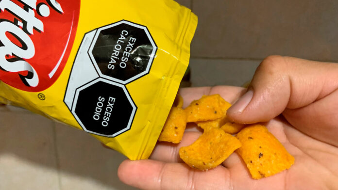 Cómo afecta el exceso de sodio en los alimentos ultraprocesados Uno de los principales efectos del alto consumo de sodio es el aumento de la presión arterial, lo que incrementa el riesgo de hipertensión. Esta condición suele no presentar síntomas al inicio, pero puede derivar en complicaciones graves con el tiempo.