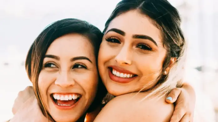 Dormir lo suficiente es otro hábito fundamental. Una buena higiene del sueño contribuye a regular las emociones, mejorar la memoria y reducir la irritabilidad durante el día.