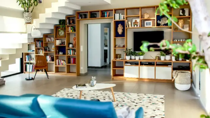 Cómo hacer un hogar más sustentable Uno de los primeros pasos es optimizar el consumo de energía. Cambiar a focos LED, desconectar aparatos que no se usan y aprovechar la luz natural ayuda a disminuir el gasto eléctrico y reducir la huella de carbono.