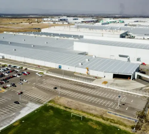 Nissan ajusta costos en autos fabricados en México para enfrentar aranceles en EU | BYD Geely y ViniFast van por planta de Nissan en Aguascalientes