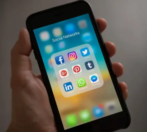 España prohibirá redes sociales a menores de 16 años