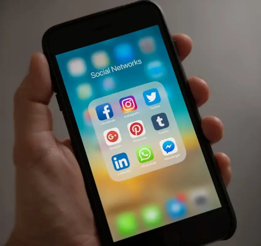 España prohibirá redes sociales a menores de 16 años