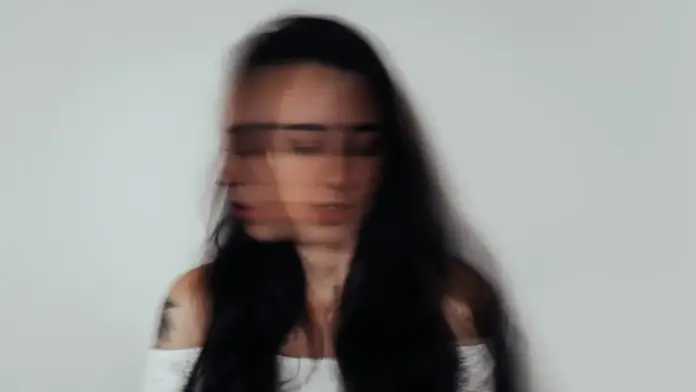 También puede estar relacionado con infecciones del oído, migraña vestibular, estrés intenso o problemas neurológicos.