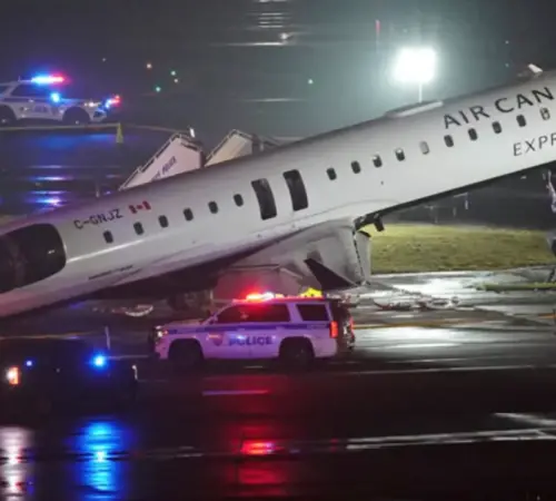 Avión y camión de bomberos chocan en aeropuerto de Nueva York