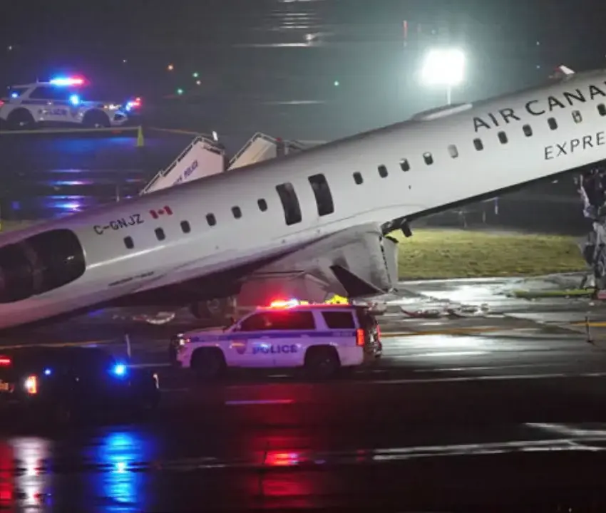 Avión y camión de bomberos chocan en aeropuerto de Nueva York