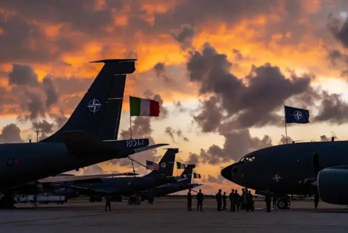 Buques de guerra dramáticos en el estrecho de Ormuz Italia Irán: Base aérea Sigonella con aviones cisterna KC-135