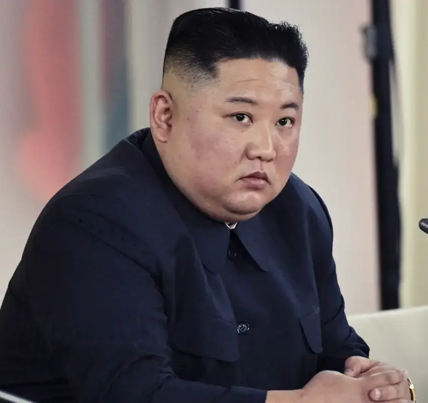 Kim Jong-Un y su hija disparan armas en fábrica militar